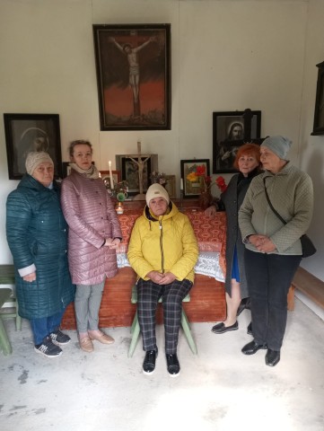 Maija dziedājumos pie krucifiksa Dievmātes godam / 2025